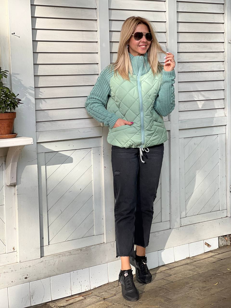 Veste matelassée élégante Nora de Danoir Paris en gris, style chic et moderne, vue de face sur fond blanc.