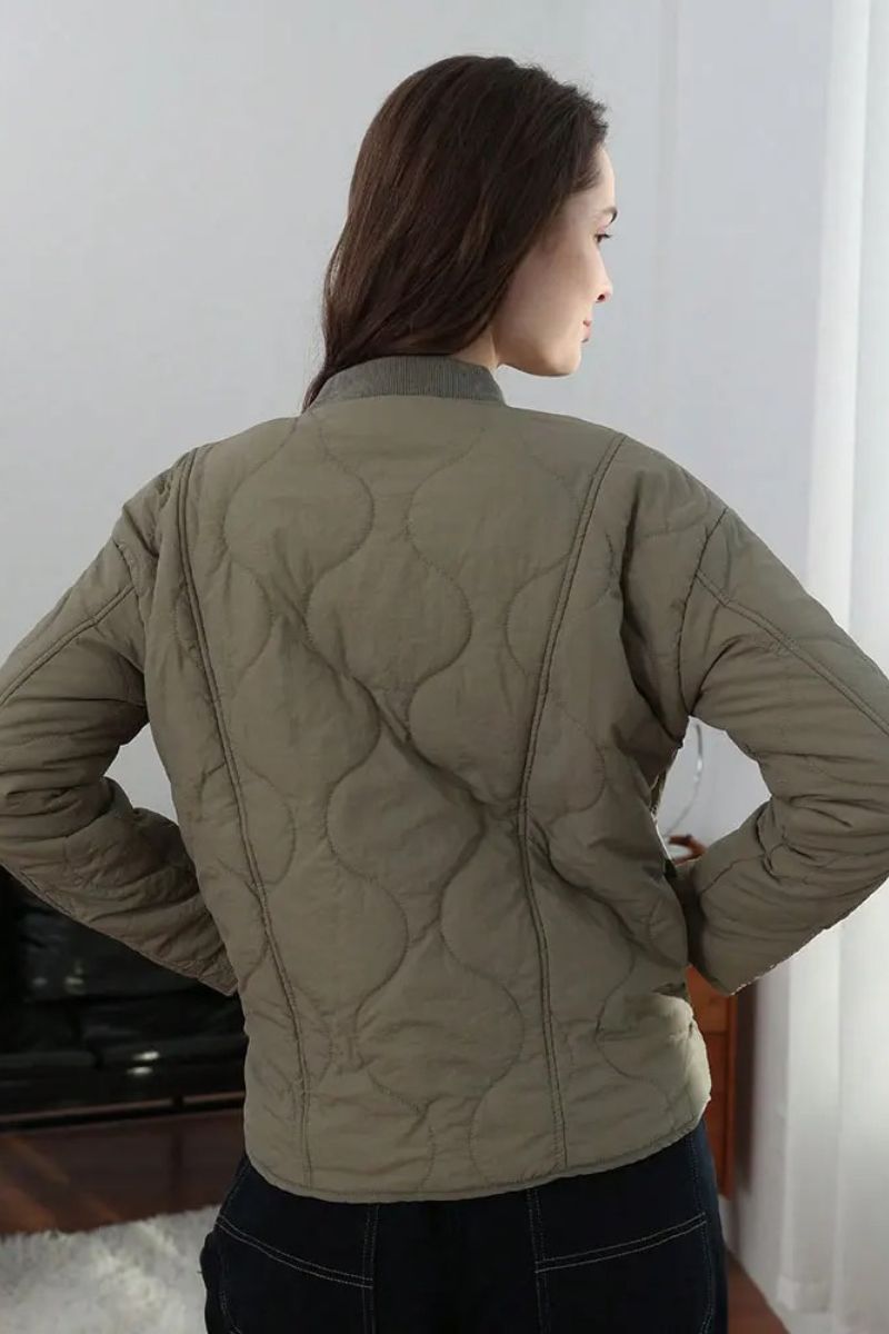 Veste matelassée moderne Noemi™ Danoir Paris en vert sauge, détail de la texture et du design élégant.