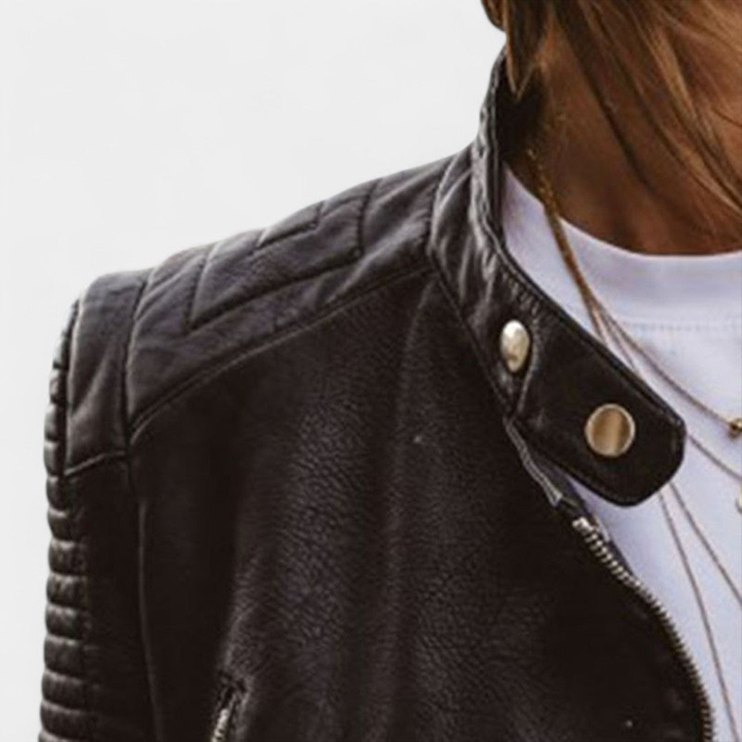 Veste de biker chic Flavia de Danoir Paris, coupe élégante, en cuir noir, avec détails tendance, pour un style moderne et sophistiqué.