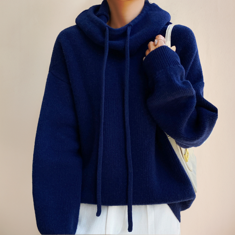Pull à col roulé vert Danoir Paris Lena FR997, élégant, en tissu doux, porté sur mannequin dans une image claire.