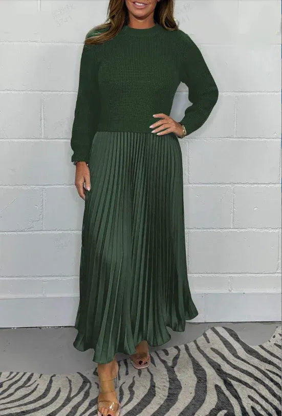 Robe plissée élégante Claudia de Danoir Paris en bleu, courte, avec détails sophistiqués, vue en gros plan.