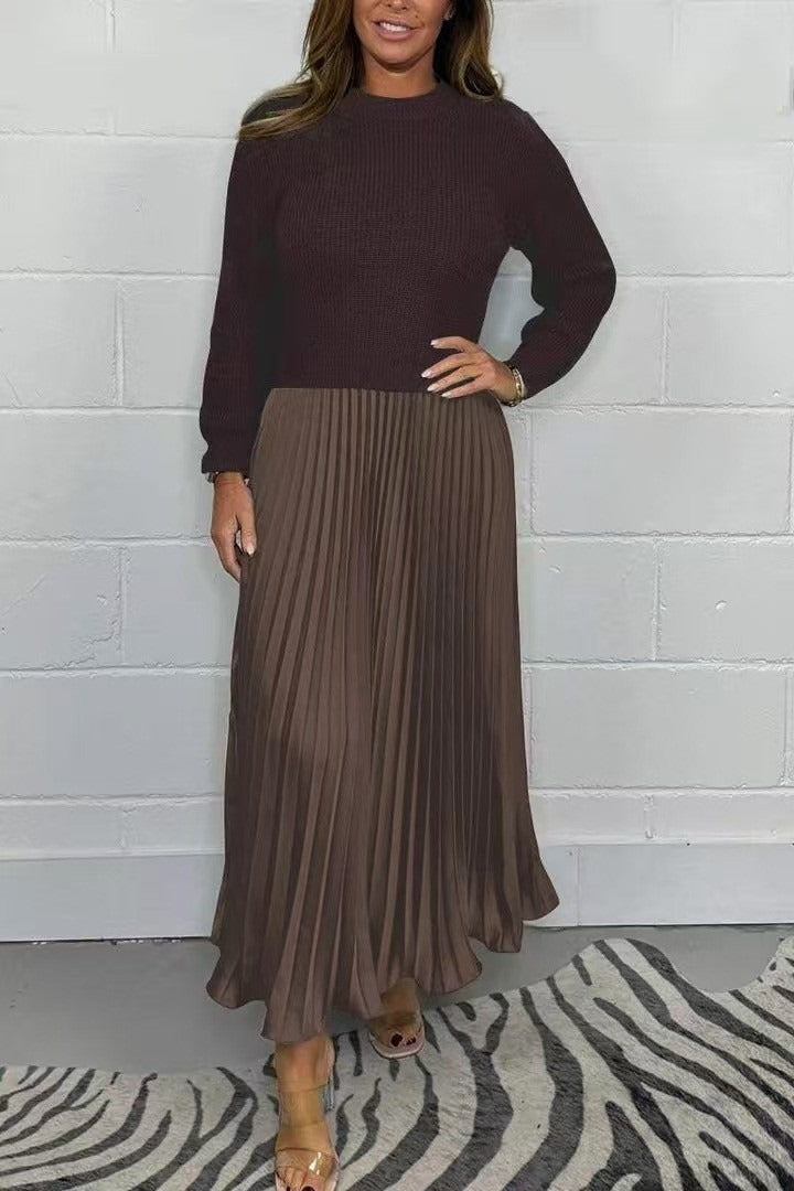Robe plissée élégante Claudia de Danoir Paris en tissu bleu, coupe fluide et sophistiquée, parfait pour une tenue chic.