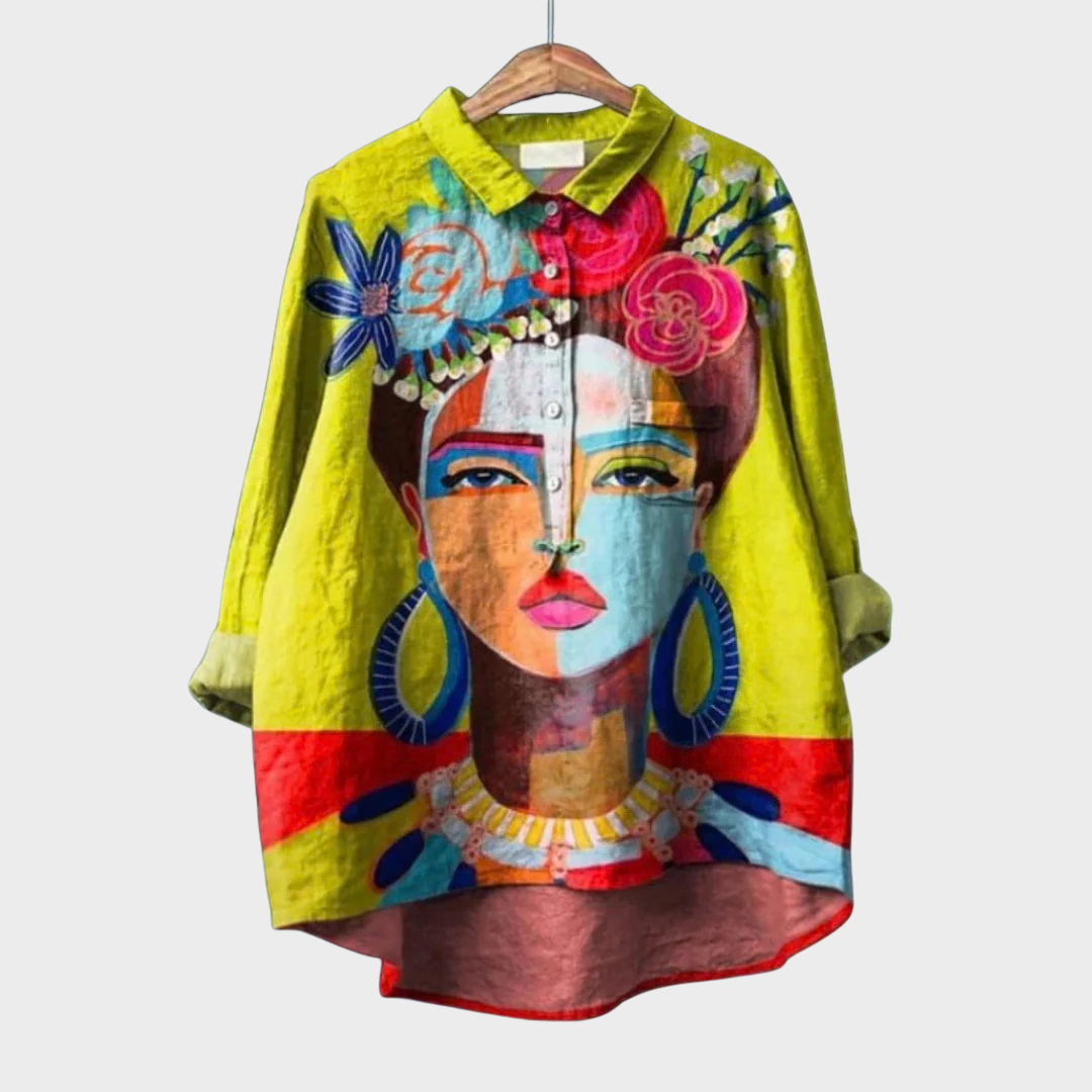 Blouse d'été en lin jaune Amelia de Danoir Paris, élégante et légère, portée avec manches courtes et col classique.