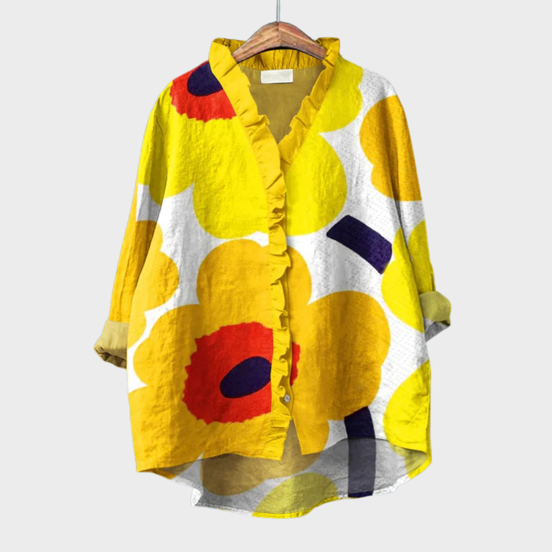 Blouse d'été en lin jaune Helena de Danoir Paris, élégante et légère, portée avec manches courtes et col en V.