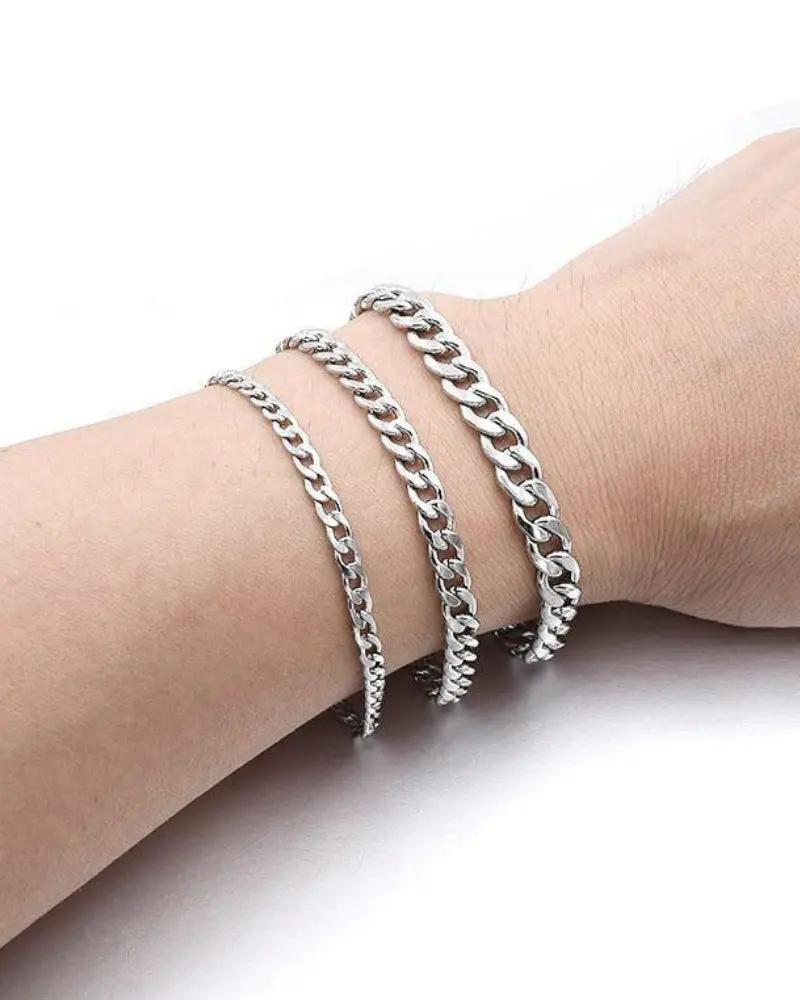 Bracelet chaîne Old Money en or de Danoir Paris, bracelet élégant avec liens fins et finition brillante visible sur l'image.