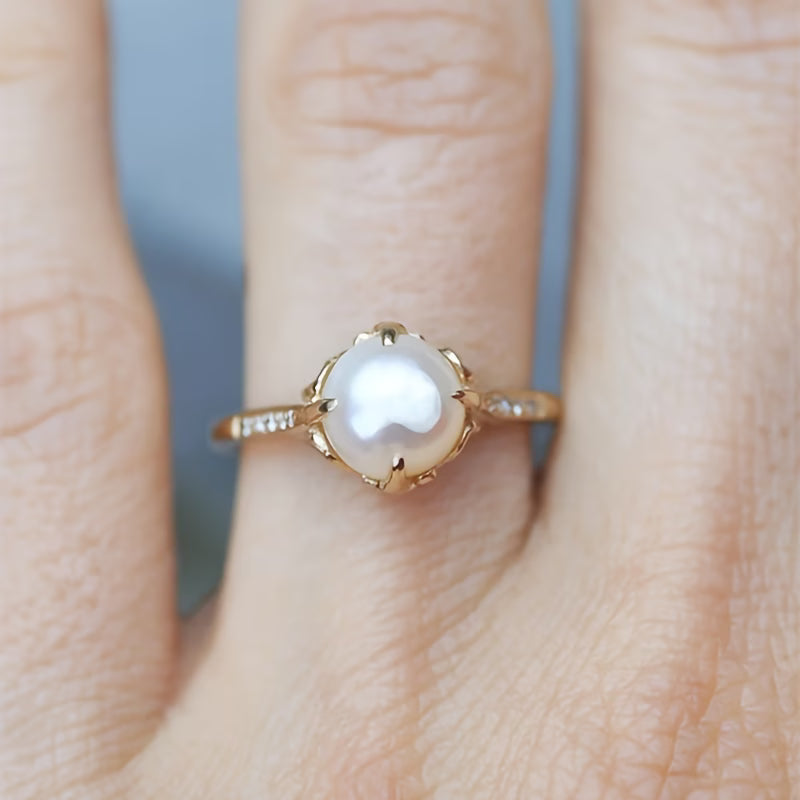 Bague délicate en perles et cristaux de Danoir Paris, or doré, visible avec détails fins et éclatants cristaux.