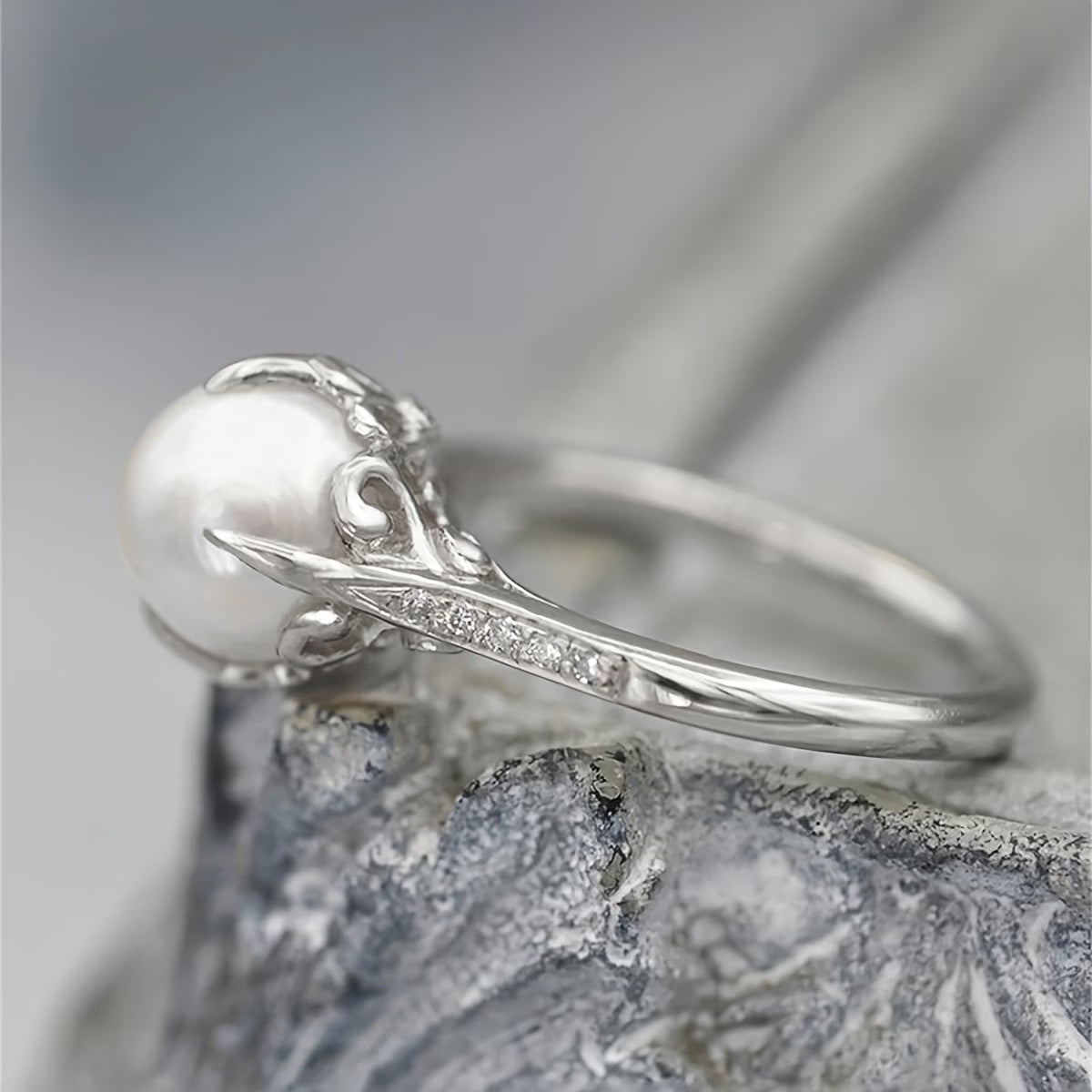Bague délicate en or avec perles et cristaux, bijou élégant de Danoir Paris, visible en gros plan sur fond neutre.