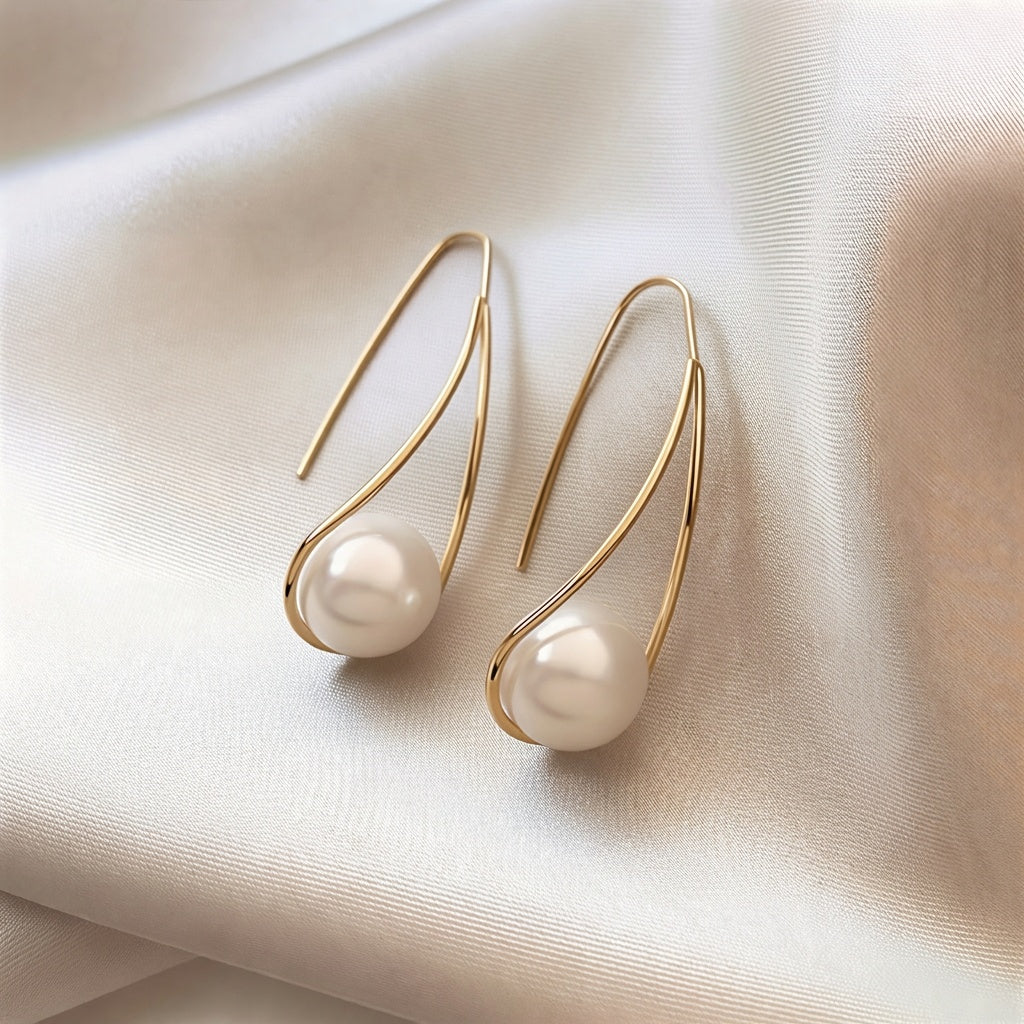 Boucles d'oreilles Danoir Paris en or avec perles élégantes et détails mystiques pour un style sophistiqué.