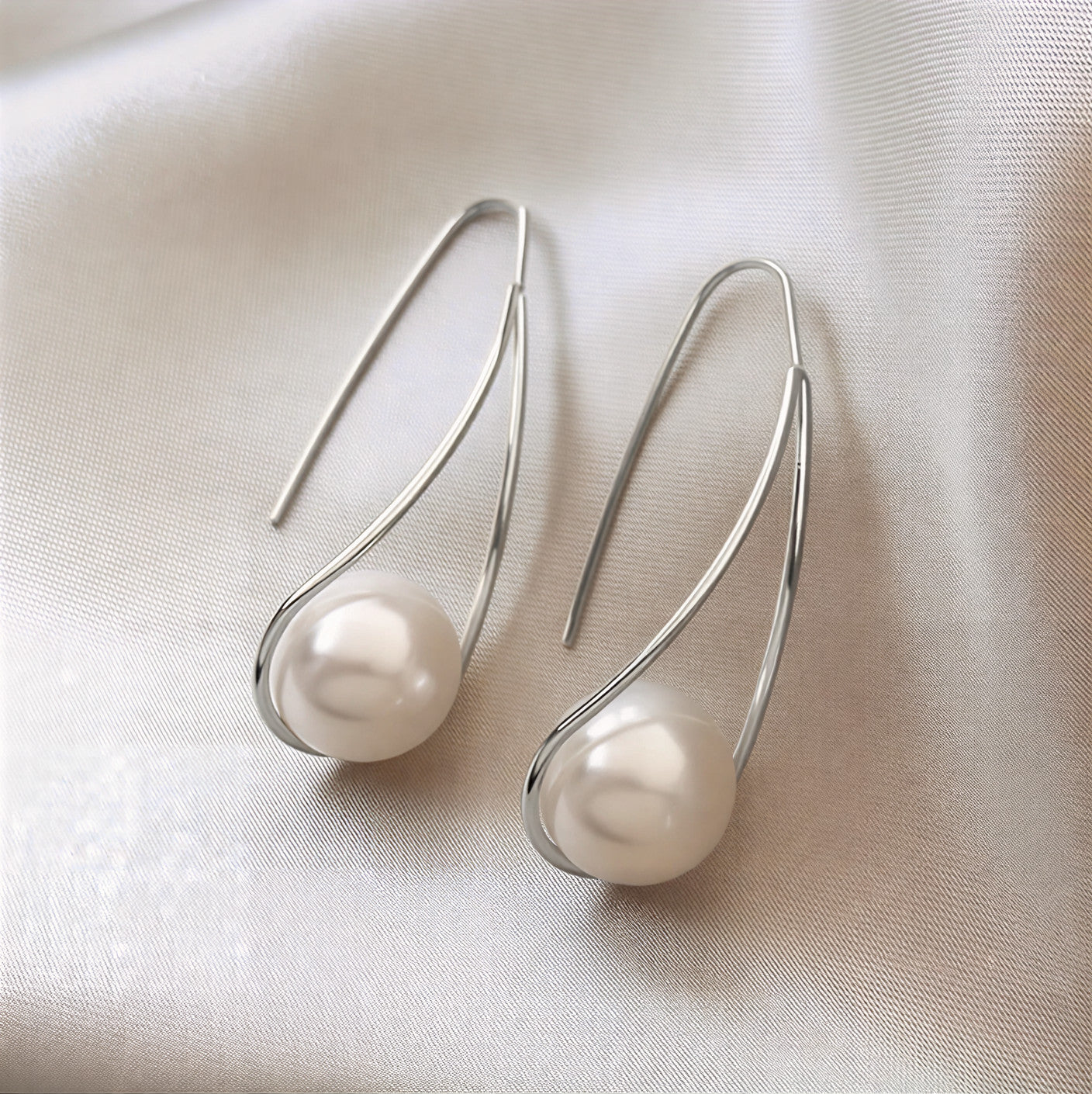 Boucles d'oreilles élégantes en perles mystiques dorées de Danoir Paris, finition sophistiquée et design raffiné.