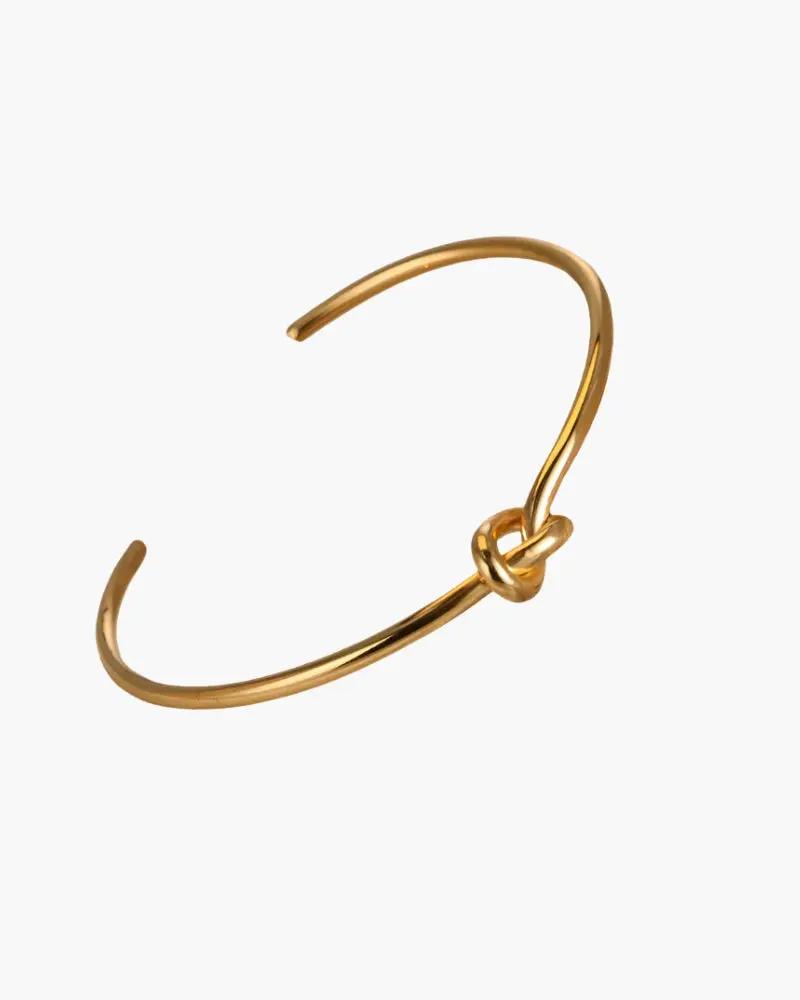 Bracelet Danoir Paris avec nœud éternité en or, détail élégant et fin, porté au poignet.