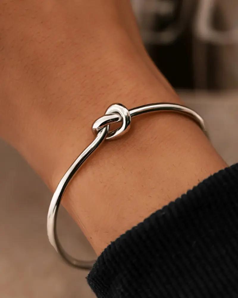 Bracelet à nœud éternité en or Danoir Paris, bijou élégant visible sur l'image.