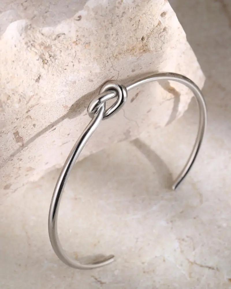 Bracelet Danoir Paris en or avec nœud éternité, finition élégante et détails raffinés visible sur le bijou.