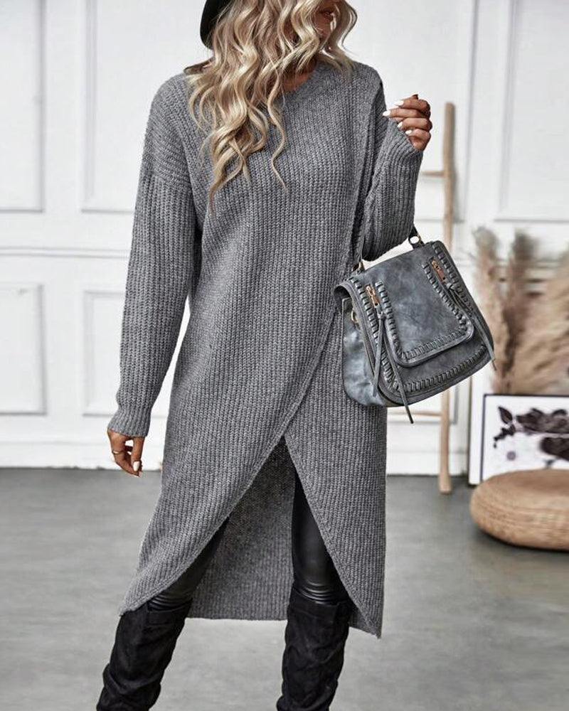 Pull long élégant Brigit de Danoir Paris porté, en gris doux, avec col rond et finition soignée.
