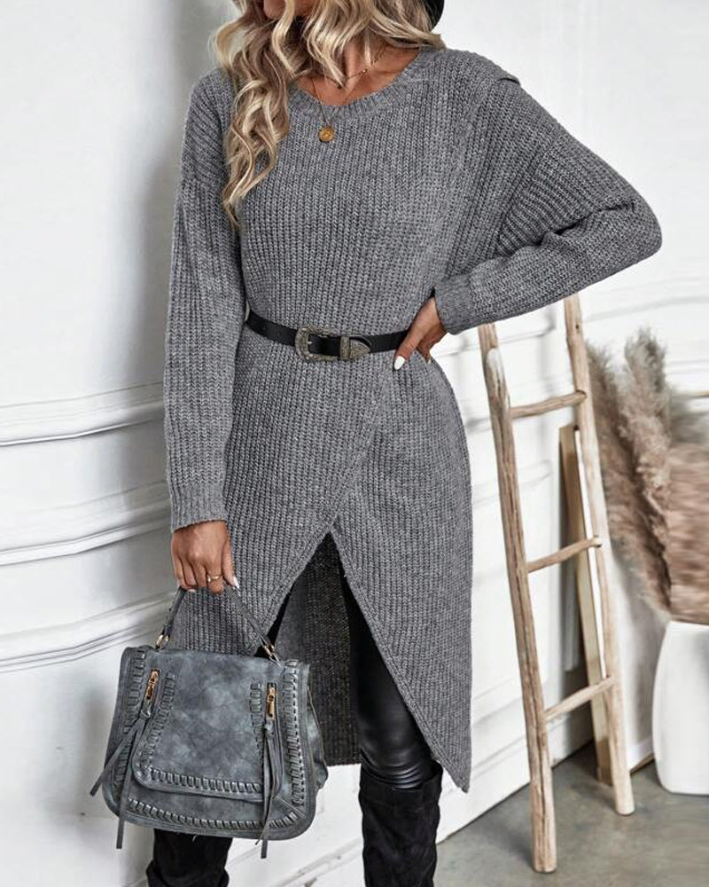 Pull long élégant Brigit de Danoir Paris, en gris, porté sur un mannequin, mettant en valeur sa coupe fluide et sophistiquée.