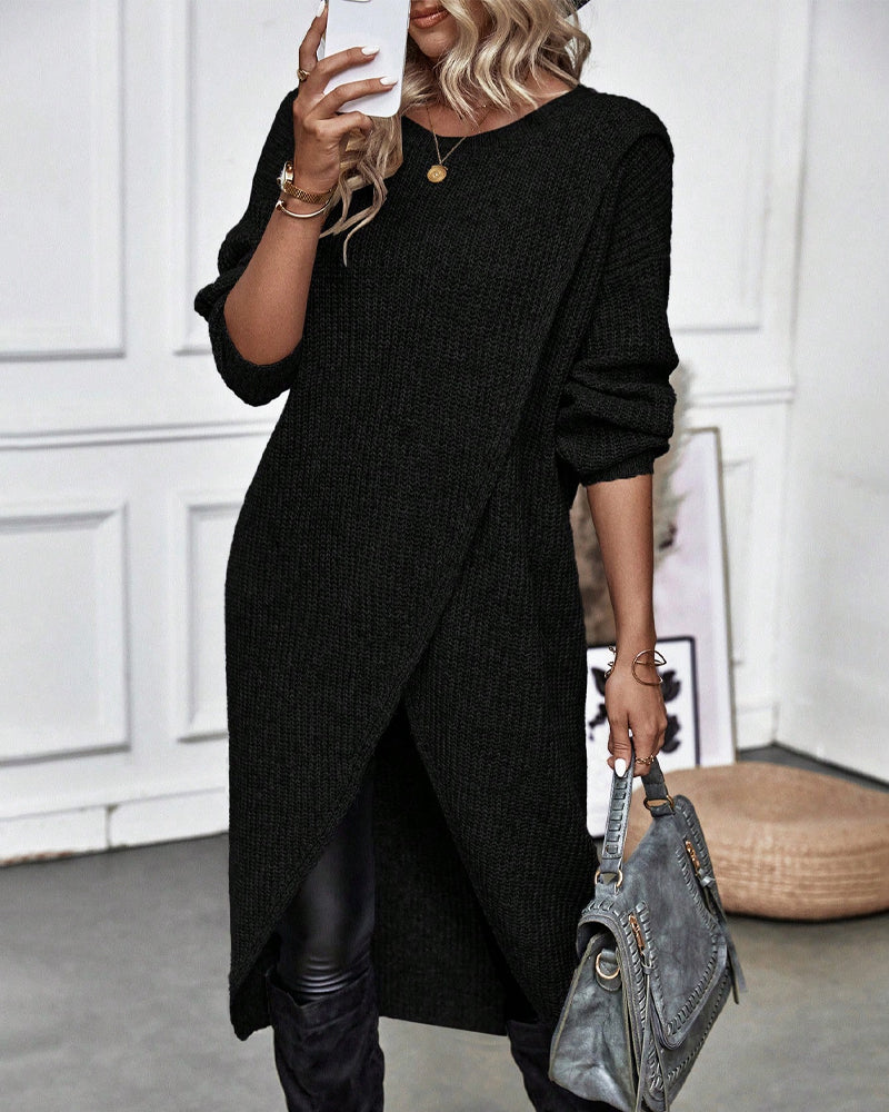 Pull long élégant Brigit de Danoir Paris en gris, doux et confortable, porté avec col en V et manches longues.