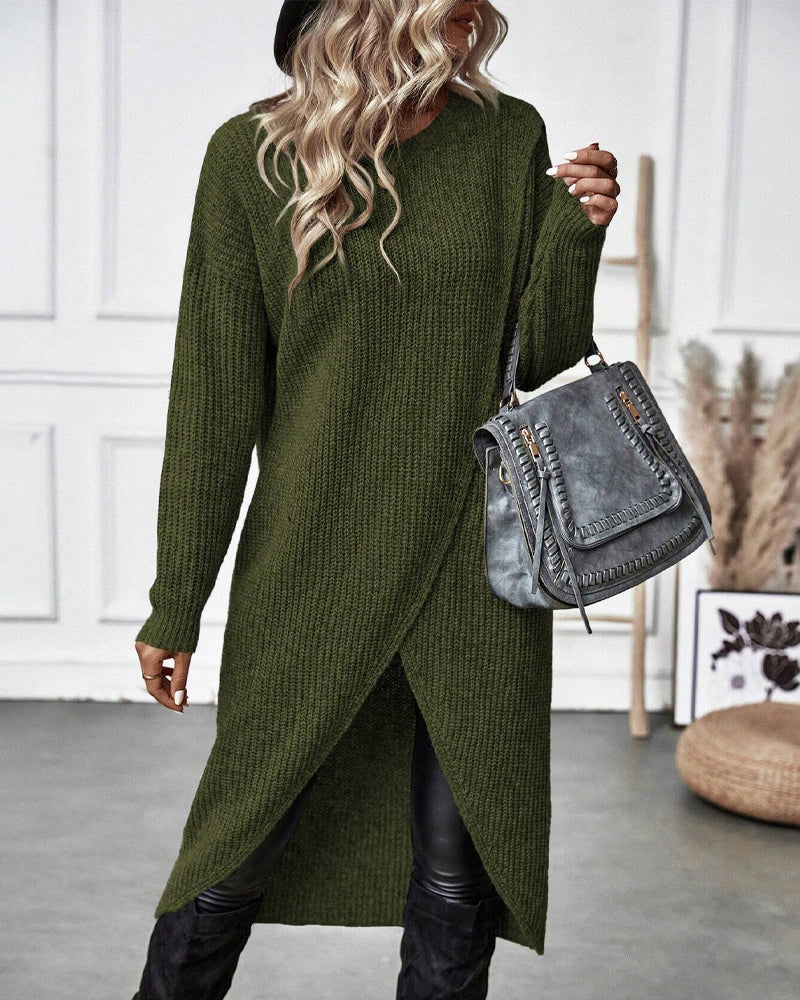 Pull long élégant Brigit de Danoir Paris, en laine douce, porté avec col en V et manches longues, couleur gris clair.