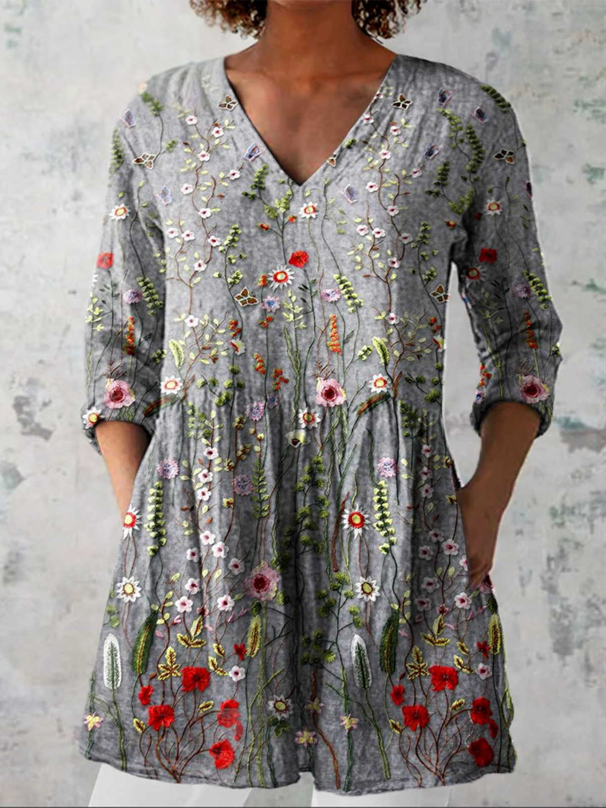 Blouse longue gris clair Amelie de Danoir Paris avec col en V, vue de face, tissu léger et fluide.
