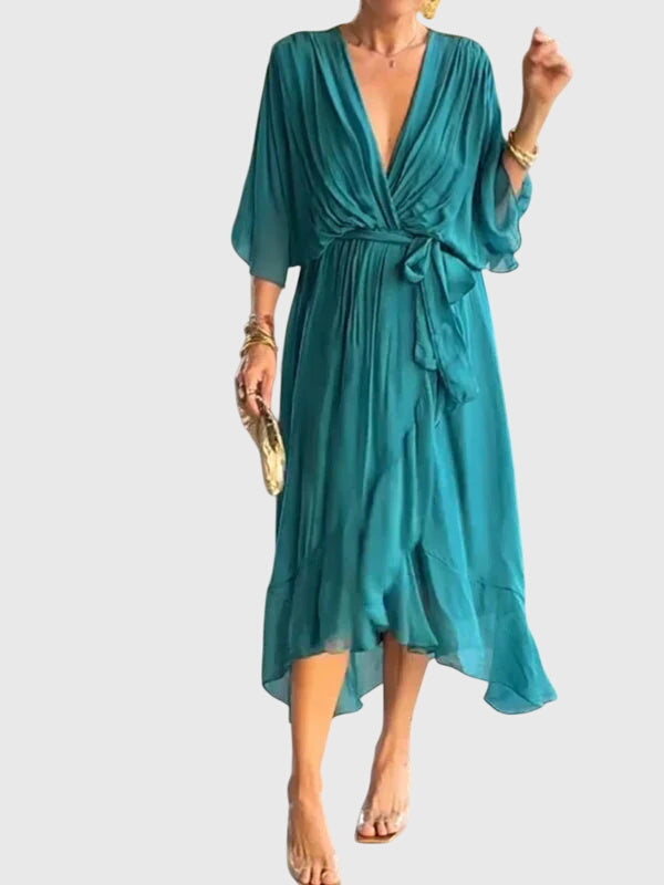 Robe élégante Bethany verte de Danoir Paris, tissu fluide, coupe sophistiquée, portée pour une allure chic et raffinée.