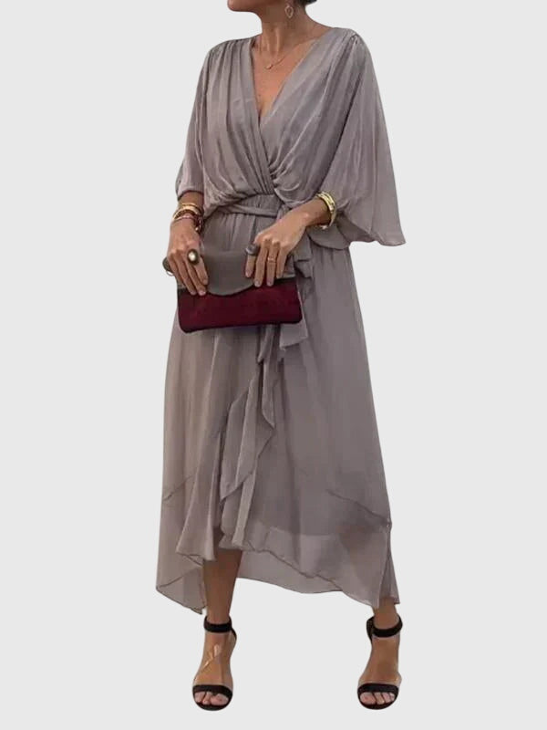 Robe élégante verte Bethany de Danoir Paris, en tissu fluide avec détails sophistiqués, portée par un mannequin.