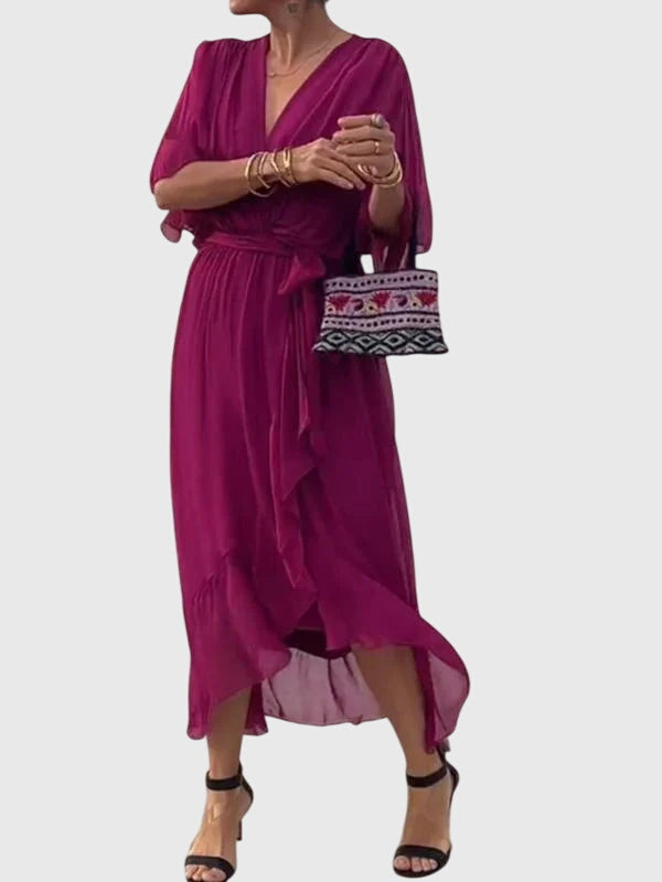 Robe élégante verte Bethany de Danoir Paris, coupe fluide et détails sophistiqués, portée pour une allure chic et raffinée.