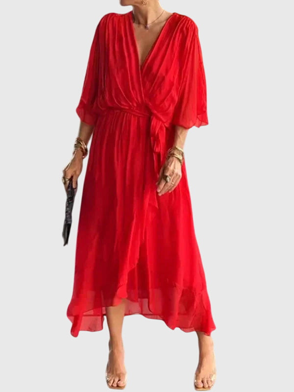 Robe élégante verte Bethany de Danoir Paris, coupe fluide et détails raffinés, portée par un mannequin sur fond neutre.