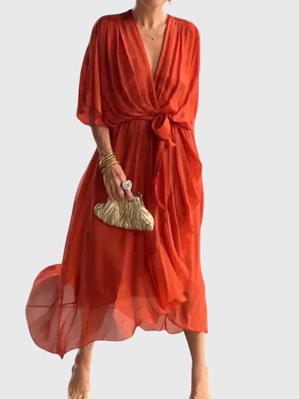 Robe élégante verte Bethany de Danoir Paris, coupe fluide et détails sophistiqués, portée sur un fond neutre.