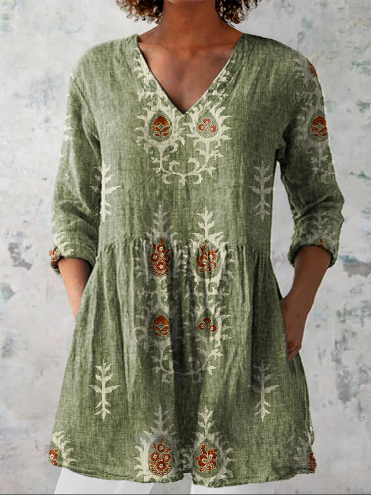 Blouse longue verte Danoir Paris Elise avec col en V, tissu fluide et élégance décontractée.