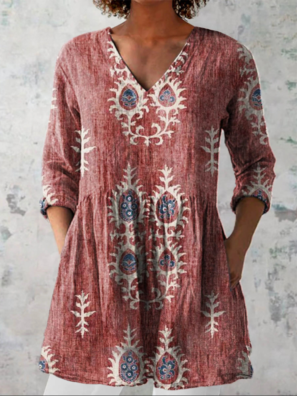 Blouse longue verte Danoir Paris Elise avec col en V, en tissu fluide et élégant, portée sur un mannequin.