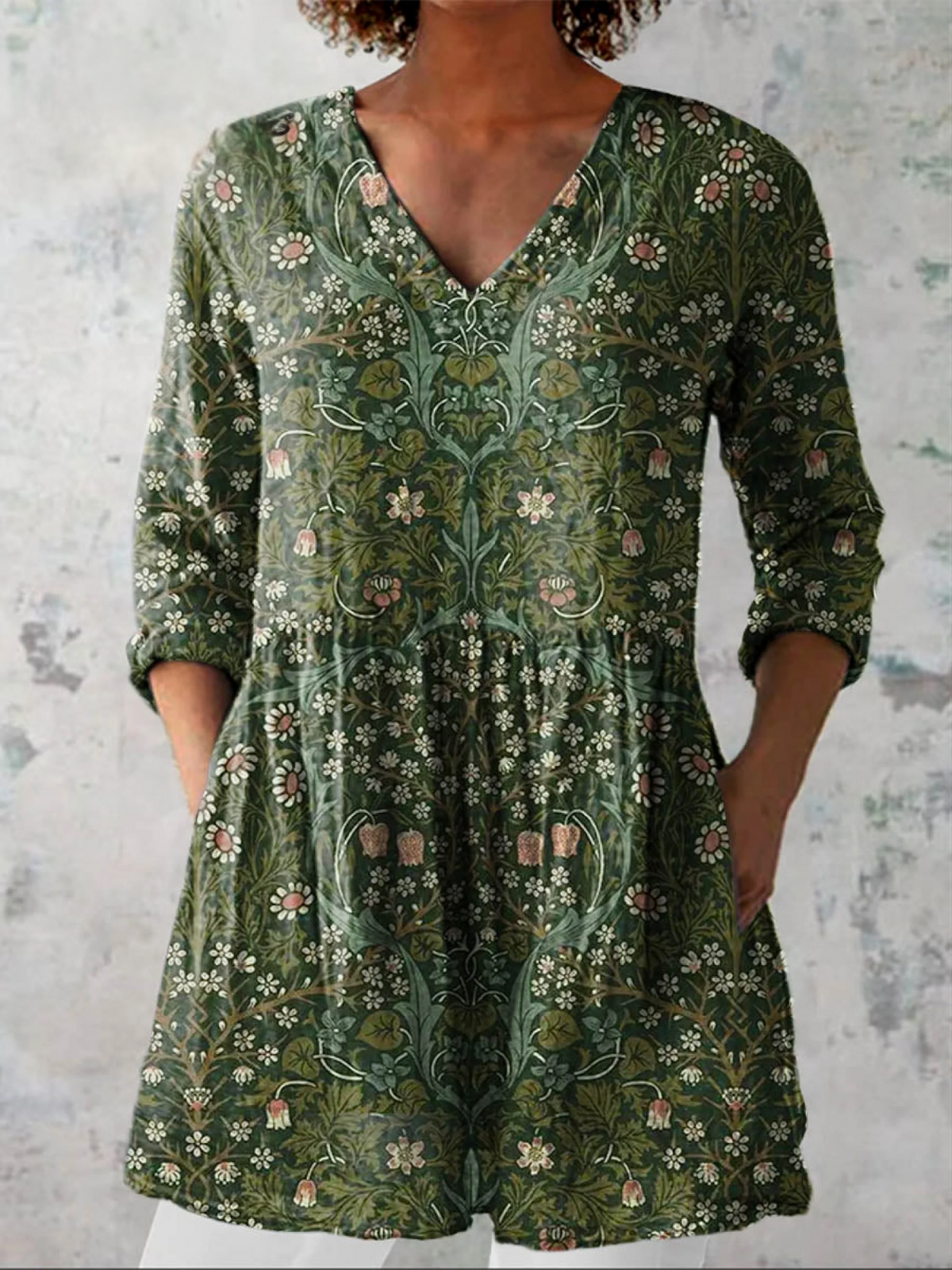 Blouse longue verte Danoir Paris Julie avec col en V, vue de face, tissu fluide et élégant.