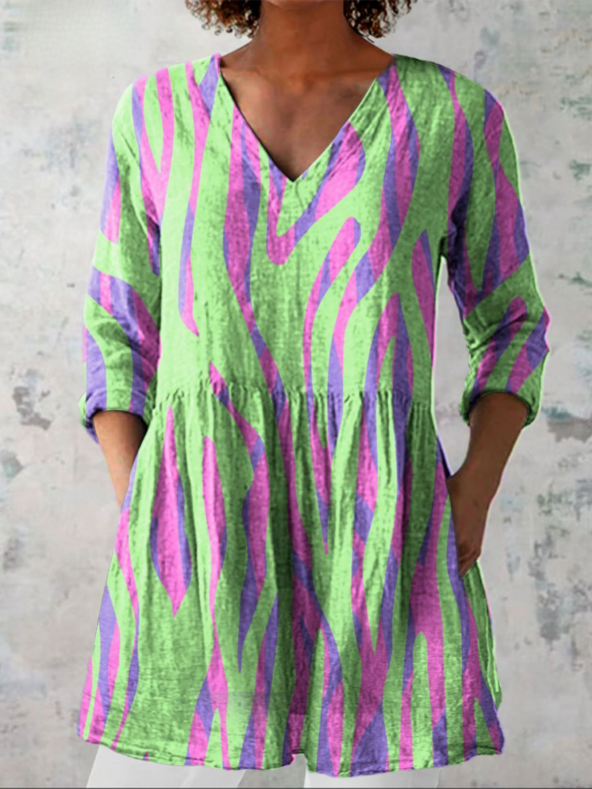 Blouse longue verte Danoir Paris Oceane avec décolleté en V, tissu fluide et style élégant, portée décontractée ou habillée.