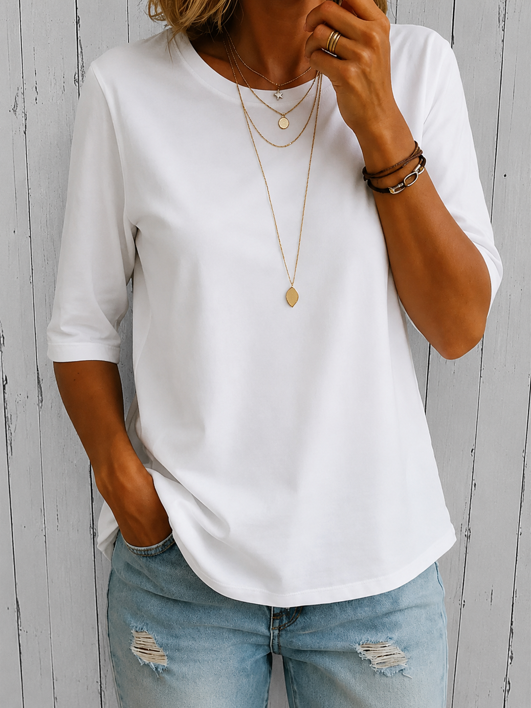 T-shirt gris Danoir Paris Calvera Comfort Coverage, coupe classique, tissu doux et confortable, porté sur mannequin.