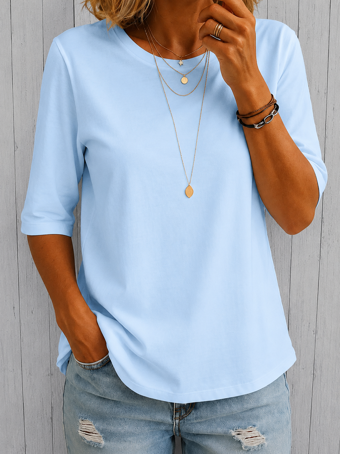 T-shirt gris Danoir Paris Calvera Comfort Coverage, coupe classique, tissu doux et confortable, porté sur mannequin.