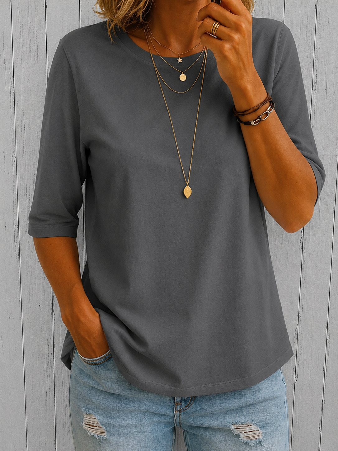 T-shirt gris Danoir Paris Calvera Comfort Coverage, coupe décontractée, tissu doux, porté sur mannequin.
