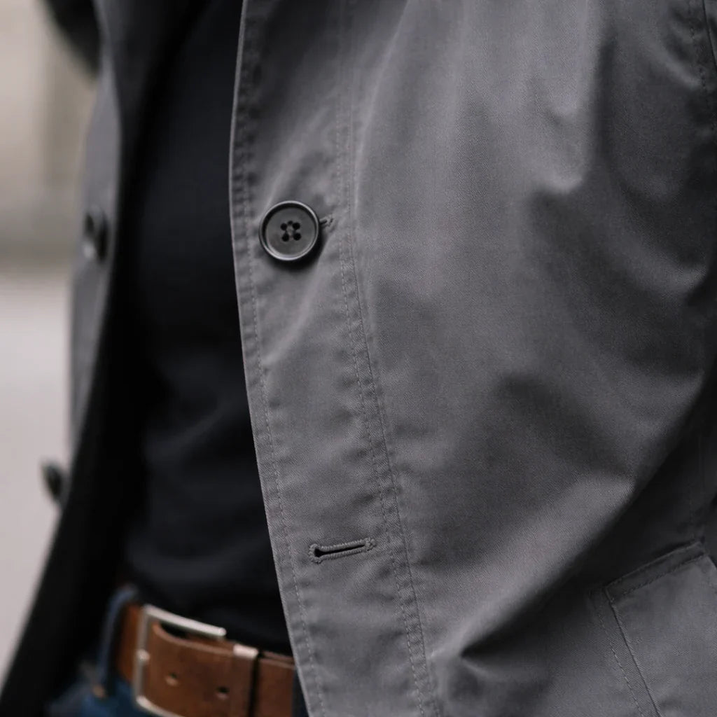 Vittorio, manteau mi-saison Danoir Paris gris, élégant, avec col et boutons, porté sur un mannequin.