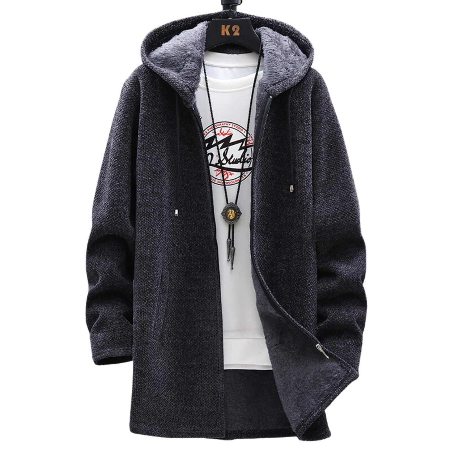 Cardigan Laura Danoir Paris gris clair, élégant et confortable, porté avec manches longues et coupe sophistiquée.