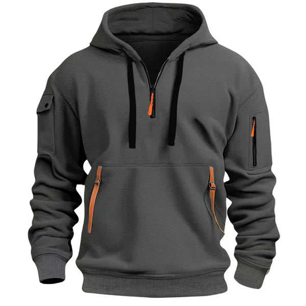 Sweat à capuche gris clair Danoir Paris™, chaud et confortable, porté par une personne dans un environnement décontracté.