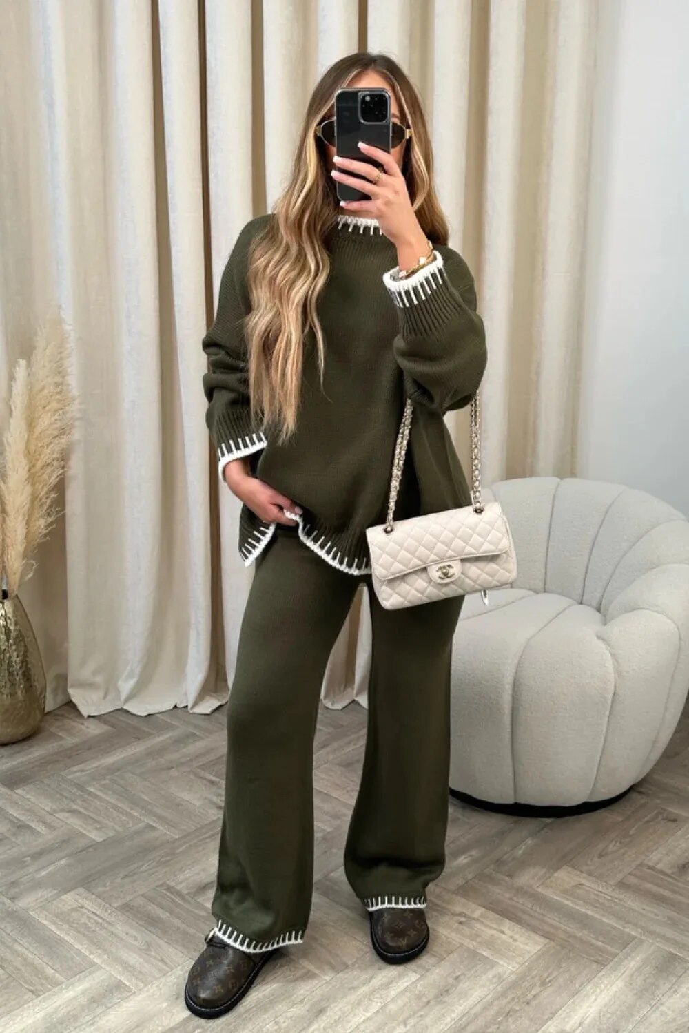Ensemble Automnal Chic Gabrielle de Danoir Paris, vêtement gris clair avec détails élégants, porté par un mannequin.