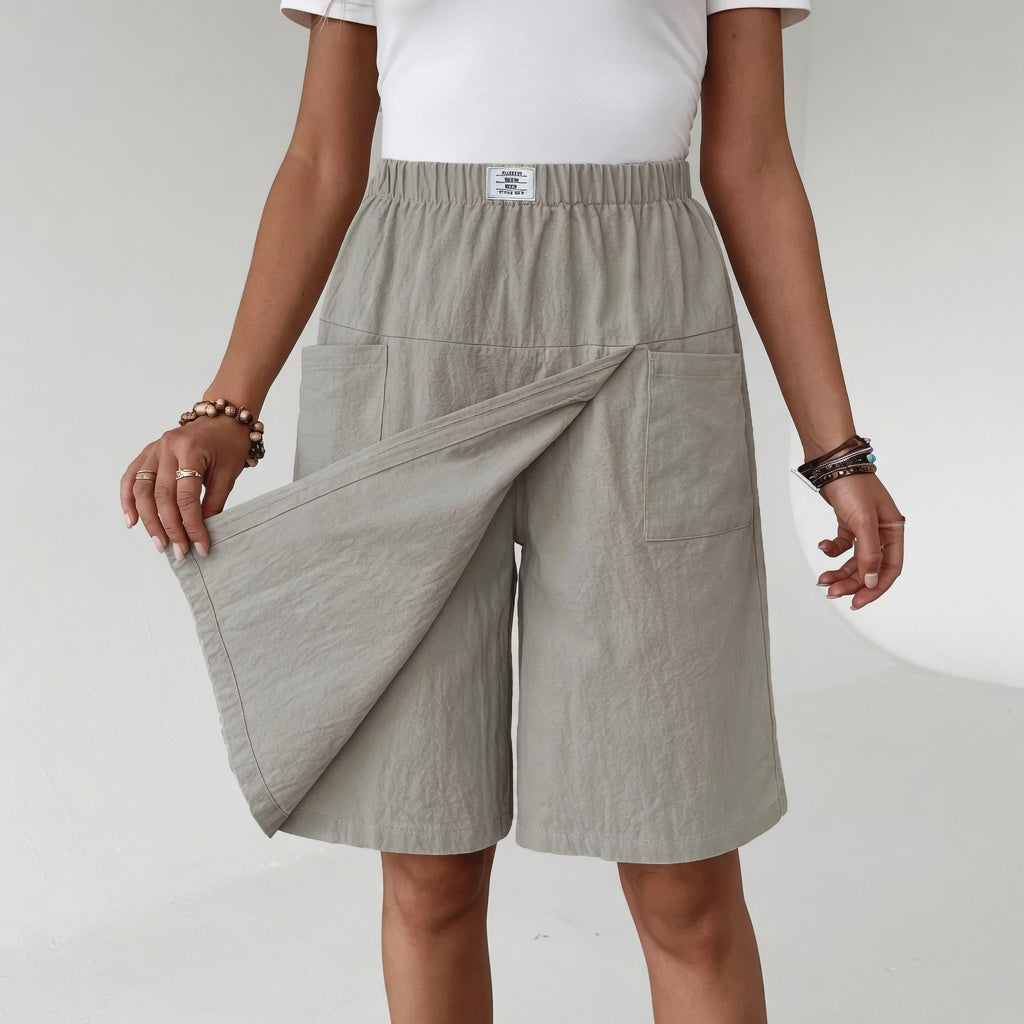 Short en tissu gris clair Libertine™ de Danoir Paris avec taille élastique et poches pour une liberté d'activité.