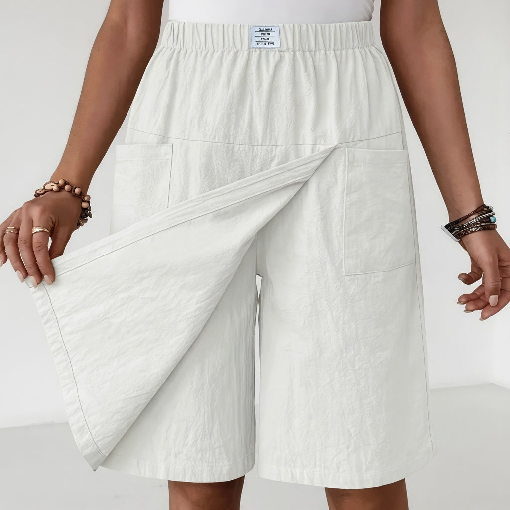 Short en gris clair Danoir Paris Libertine avec taille élastique et poches pour une liberté de mouvement active.