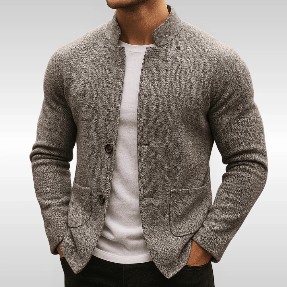 Gilet en maille texturée gris Danoir Paris pour femme, détail du tissu doux et élégant, porté ouvert ou fermé.