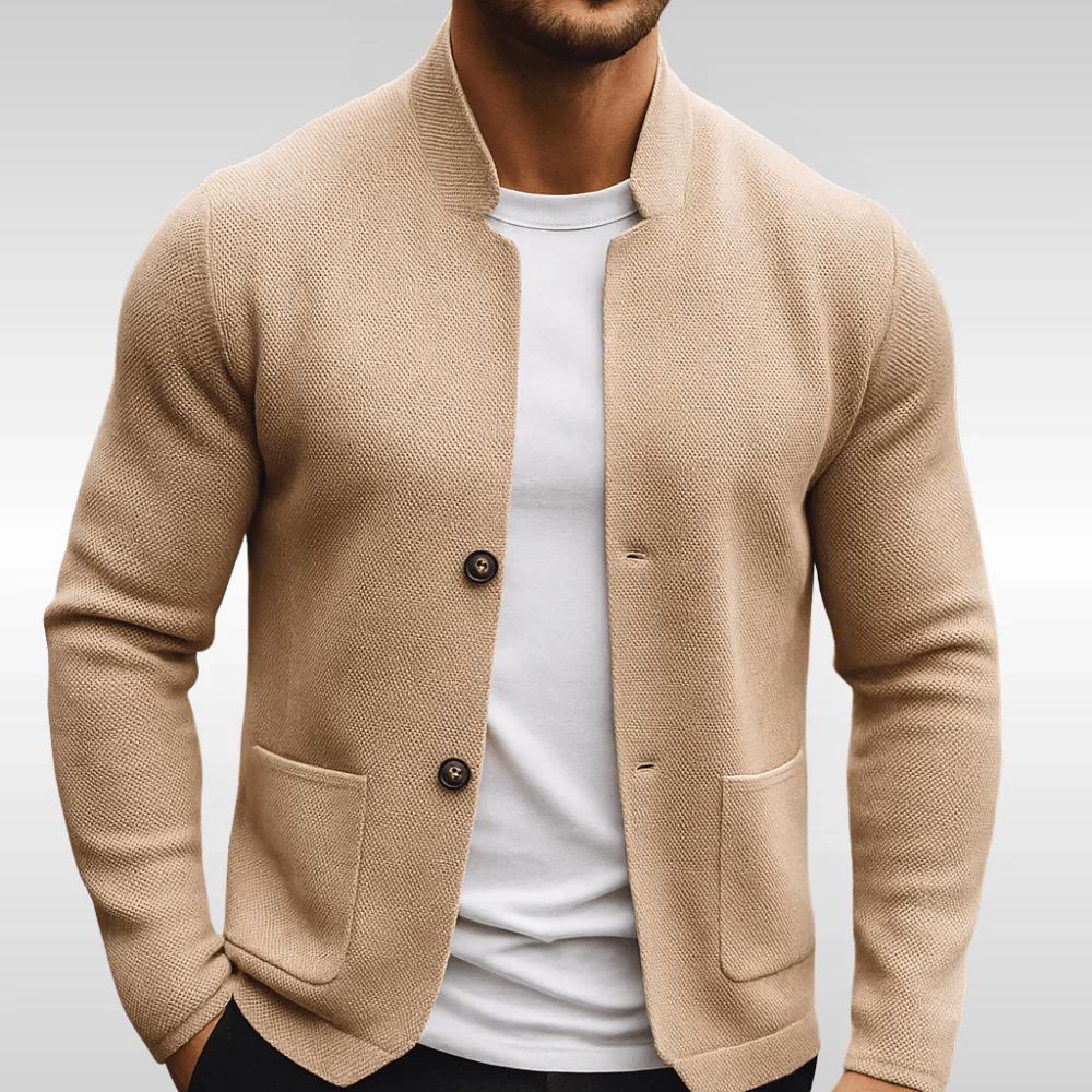 Gilet en maille texturée gris Danoir Paris, style élégant et confortable, porté sur un mannequin.