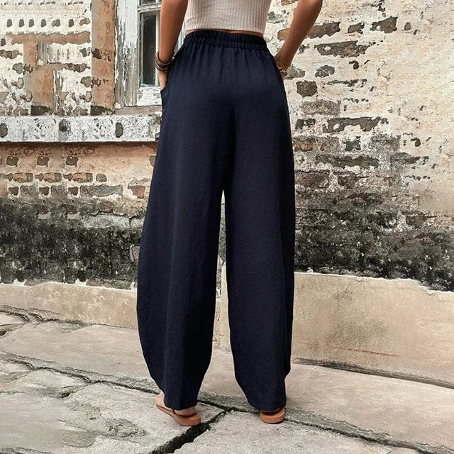 Pantalons fluides Vanna Danoir Paris en tissu gris léger, vue de face, style élégant et confort pour femmes.