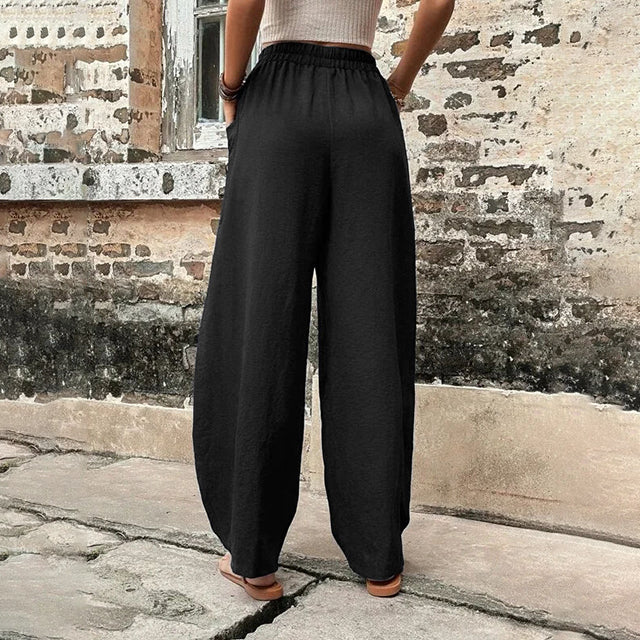 Pantalons fluides Vanna gris de Danoir Paris, coupe élégante et confortable, visible en tissu léger et fluide sur mannequin.