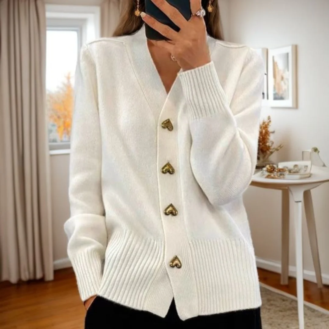 Gilet doux Danoir Paris Adele gris avec boutons en forme de cœur porté par une mannequin.