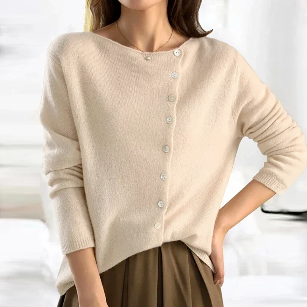 Pull gris élégant Danoir Paris Beatrice, doux et chaud, porté en mode décontractée, avec col rond et manches longues.