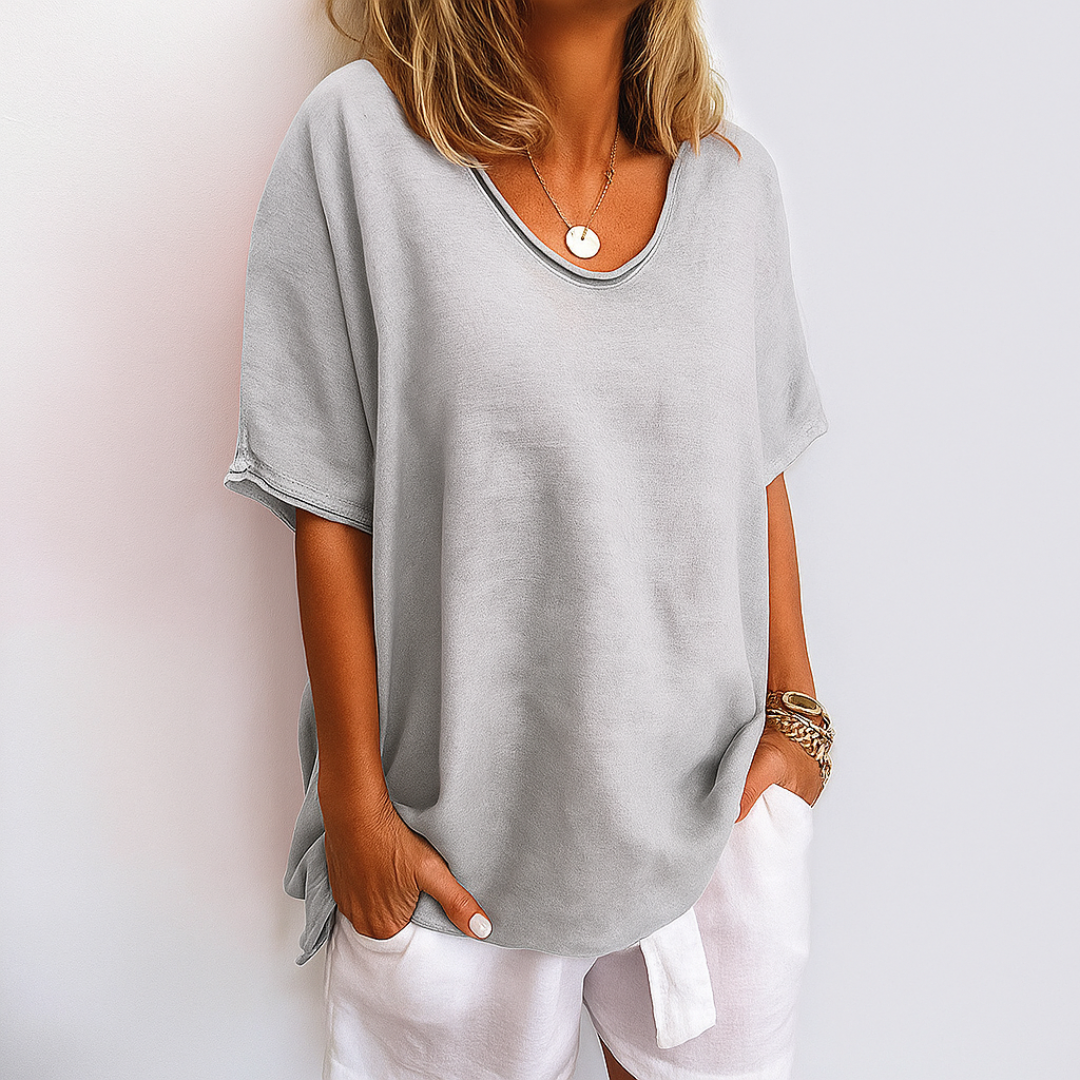 T-shirt décontracté gris Clara Danoir Paris avec offre 1+1 gratuit, porté sur mannequin, vue de face.