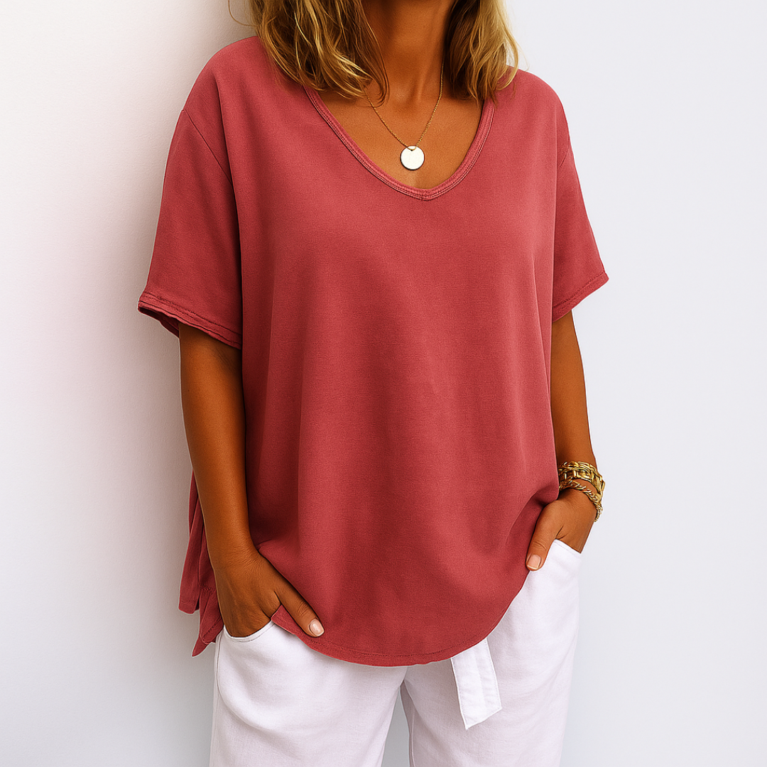 T-shirt décontracté gris Clara de Danoir Paris avec offre 1+1 gratuit, porté de manière décontractée.