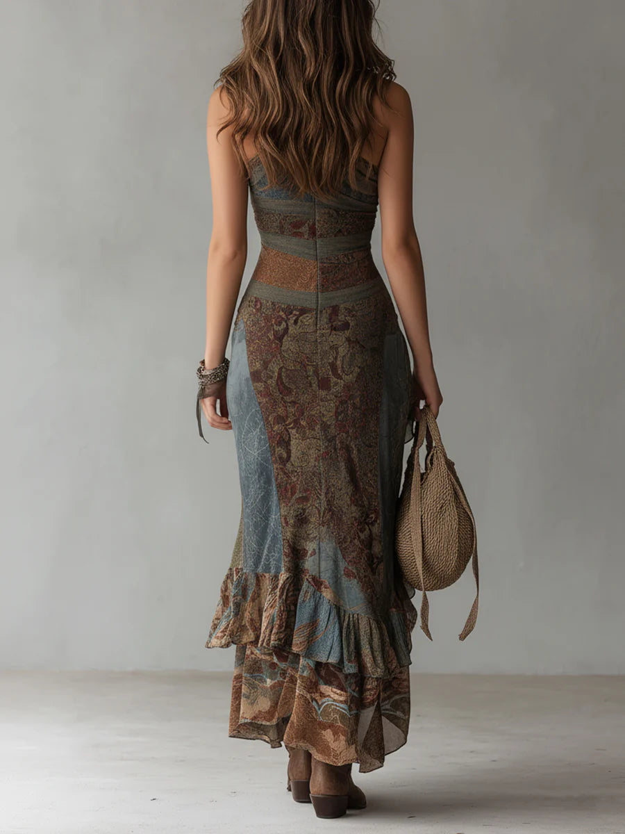 Robe Danoir Paris Elena avec motif ethnique, ouverture haute, en tissu gris, portée par une mannequin.