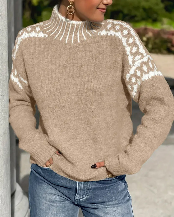 Pull maille gris élégant Elise™ de Danoir Paris porté sur mannequin, détail du col et texture douce de la laine.