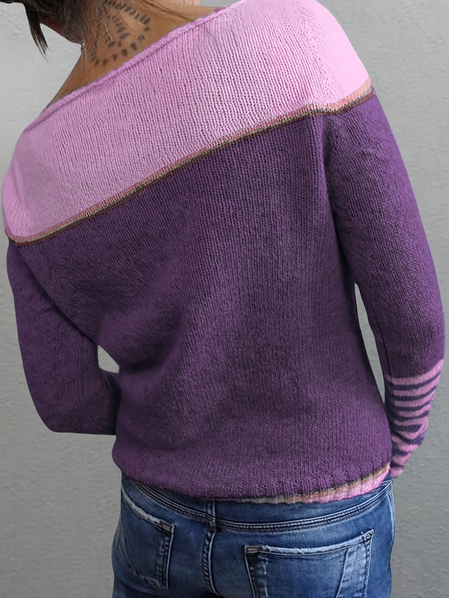 Pull rayé gris Katharina de Danoir Paris à manches longues, vue en gros plan sur le tissu et le motif rayé.